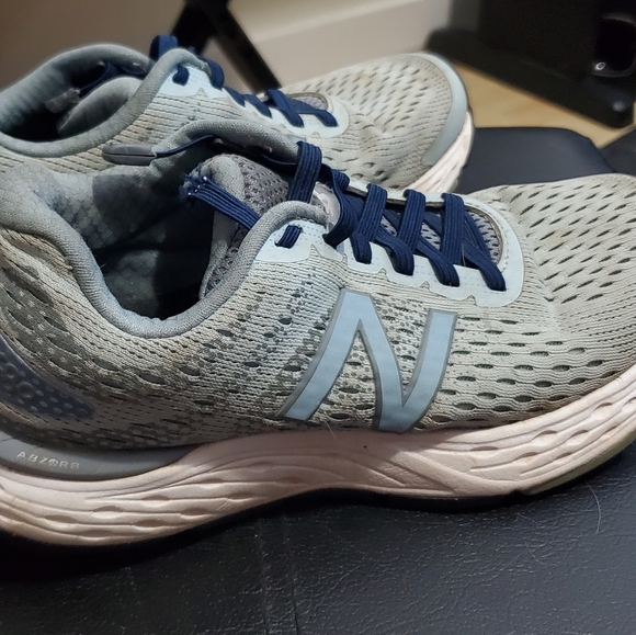 New Balance Women running shoes - Picture 2 of 5